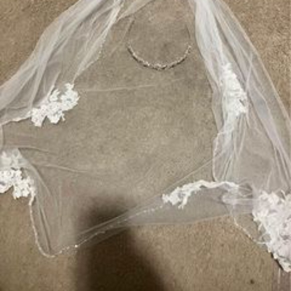 Wedding veil and tiara - Picture 1 of 2